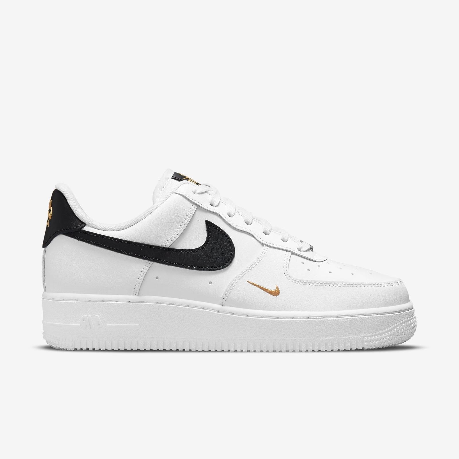 Nike Air Force 1 Black Essentials